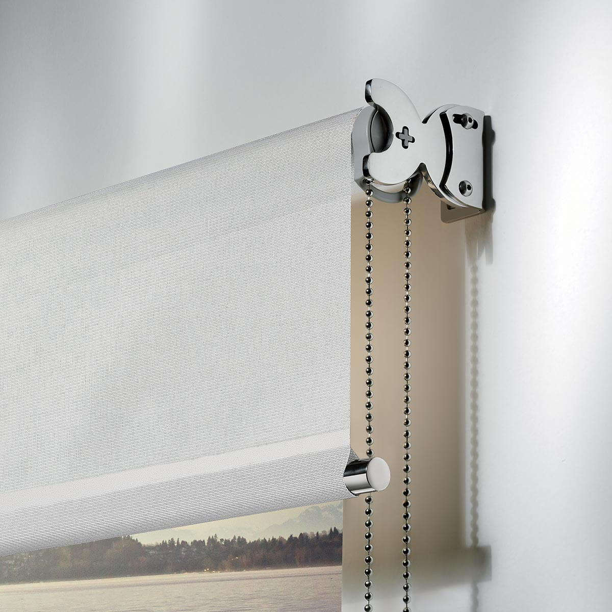 Chain-operated roller blind, Linette Gemelli, Free hanging. Pronema